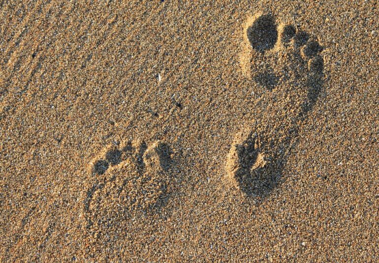huellas de pie en la arena