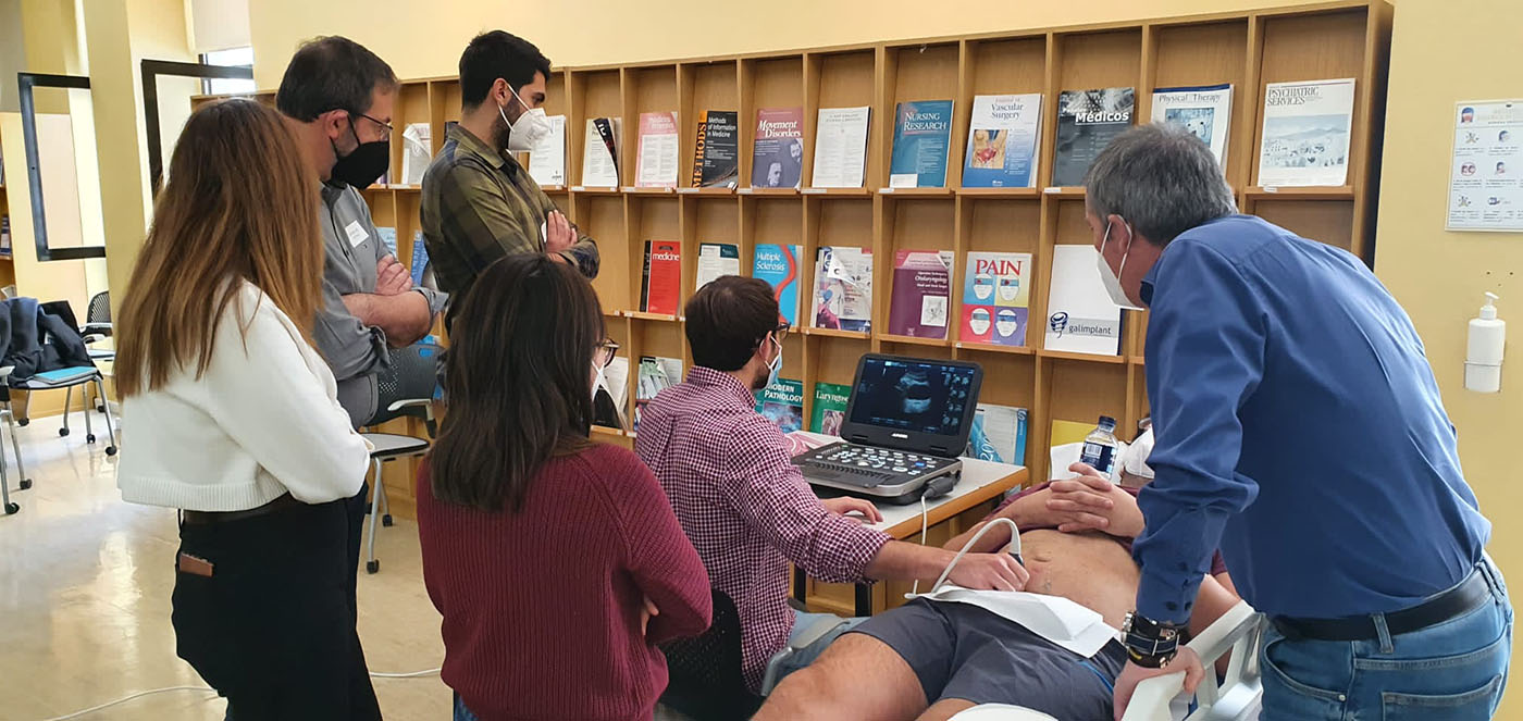 Varios Alumnos estudiando una imagen ecográfica en el curso de ecografía y médicos de familia