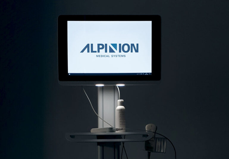 Alpinion i3 encenciéndose en una habitación oscura