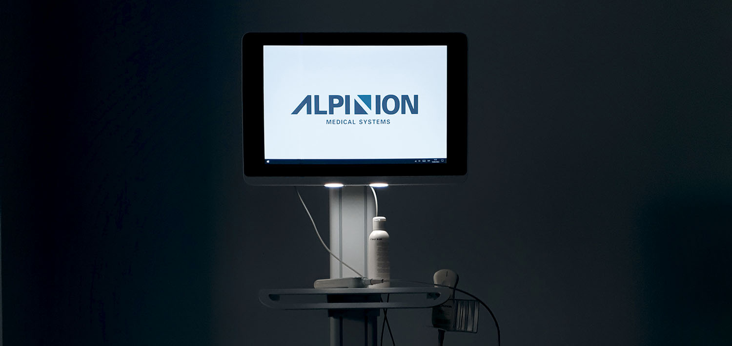 Alpinion i3 encenciéndose en una habitación oscura