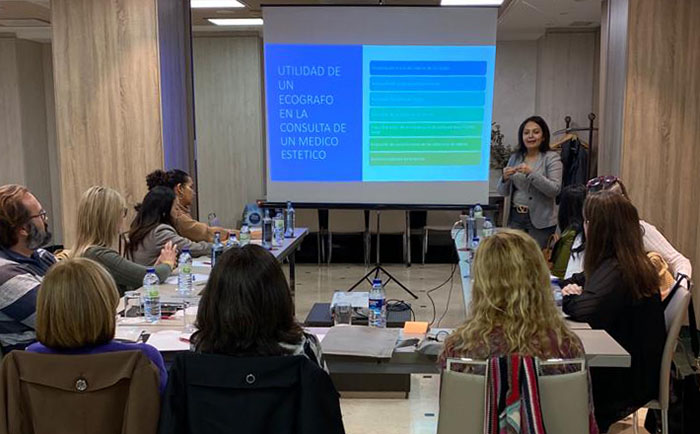 Asistentes del curso atendiendo a la doctora Marjorie Garcerant en la parte teórica del Curso de Ecografía en Medicina Estética