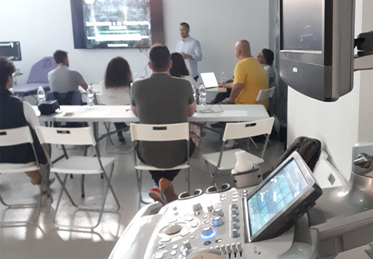 Foto curso estética con ecógrafo ALPINION E-CUBE i7 en la parte práctica