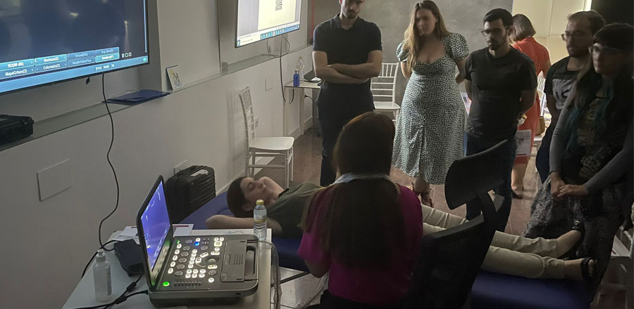 alumnos preparados para observar un caso práctico en un curso de ecografía en nefrología en Albacete patrocinado por Medical Scan